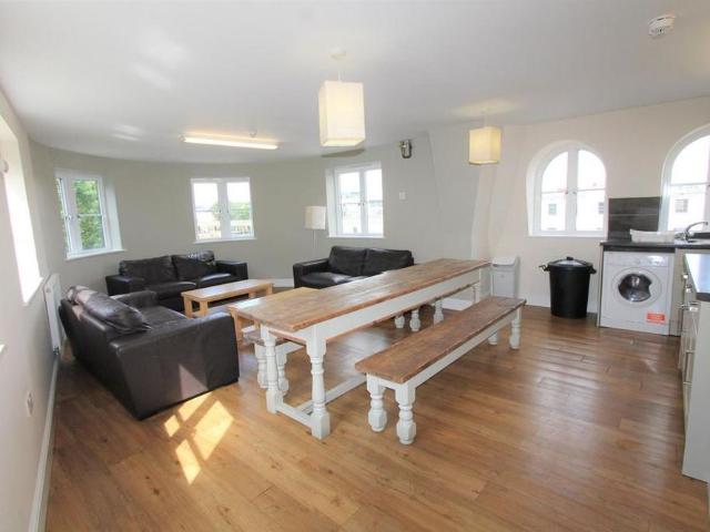 Apartment for rent in Cliff Hill, Green Close