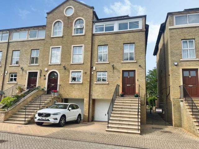Townhouse for sale in Ocean Village, City Of Southampton