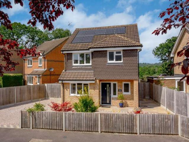Property for sale in Nutfield, Hillview