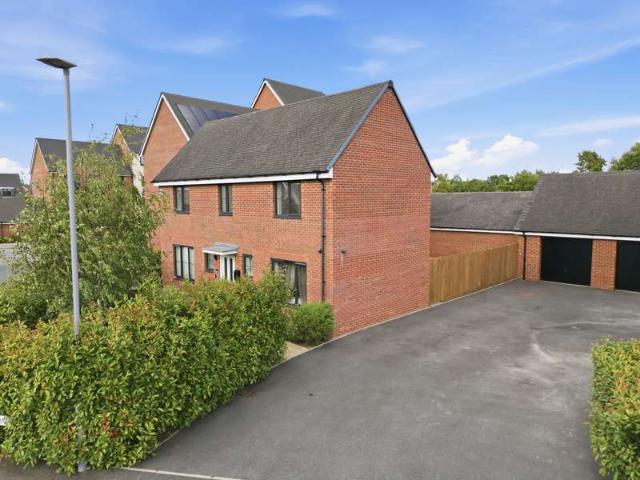 Property for rent in Kingsmead, Shenley Brook End