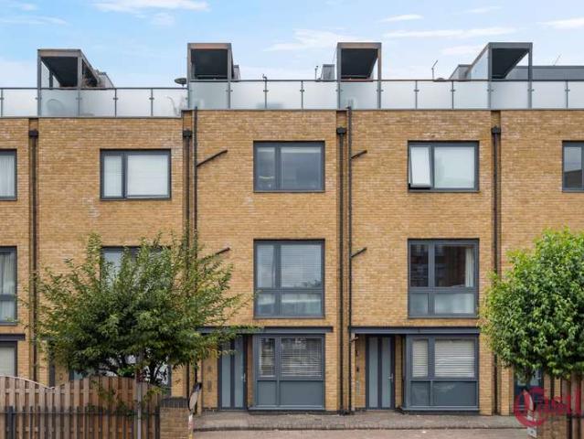 Property for sale in Ferme Park, Greater London