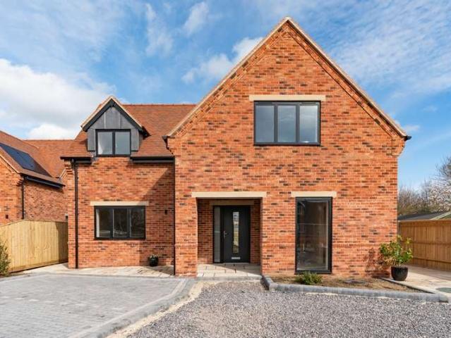 Property for sale in Ickford