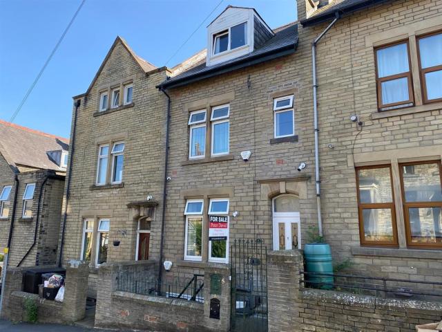 House for rent in Hove Edge, Brighouse