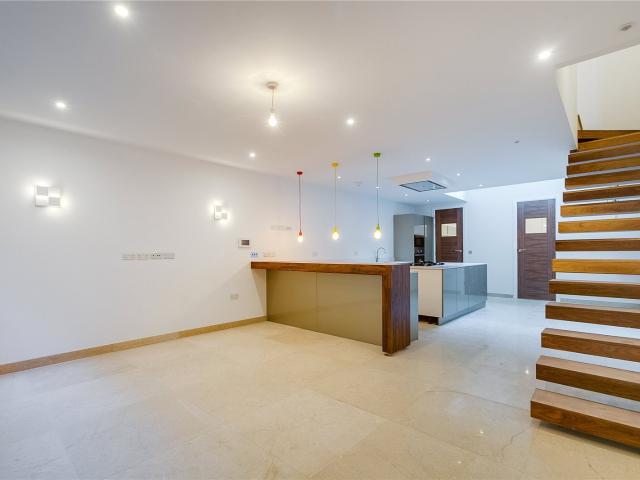 House for rent in Summerstown, Greater London