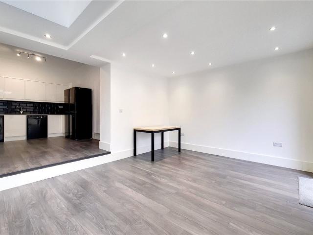 Apartment for rent in London Borough of Hounslow, Strand