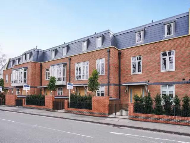 Apartment for rent in Blackhills, Surrey