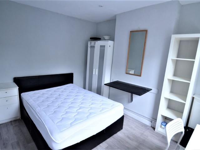 House for rent in Row Town, Surrey