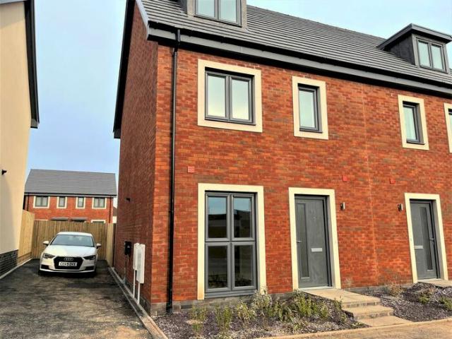 Apartment for rent in Cwmrhydyceirw, Swansea