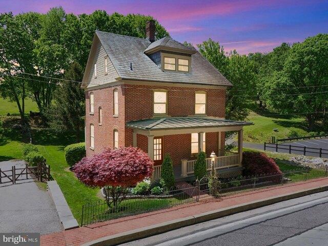 House for sale in Railroad