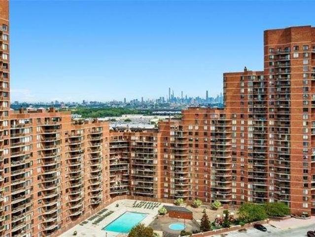Condo for sale in Harmon Cove, Secaucus