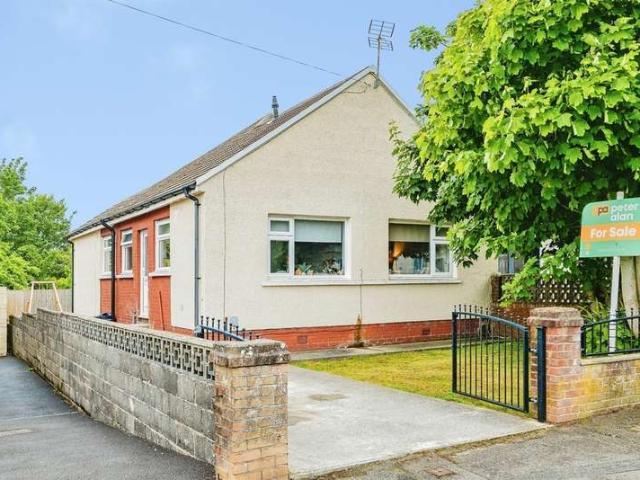 Farm for sale in Cefn Glas, Wales