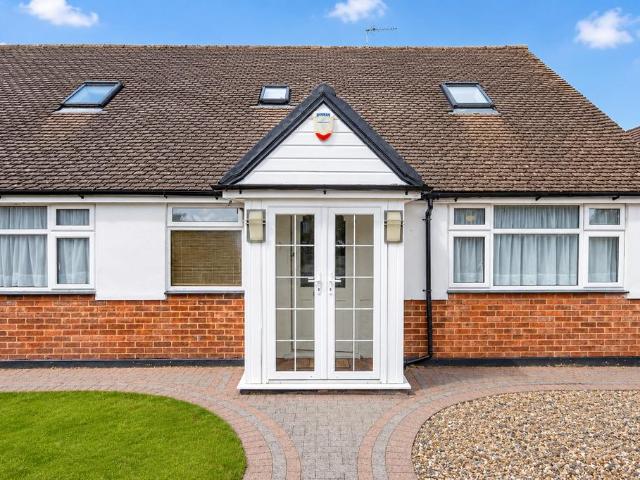 Bungalow for sale in How Wood, Five Acres