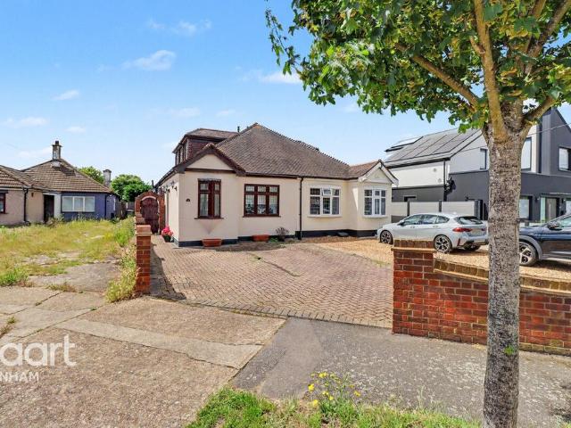 Bungalow for sale in South Hornchurch, Greater London
