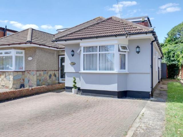 Bungalow for sale in Rainham, Greater London