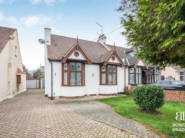 Bungalow for sale in Seven Kings, Greater London