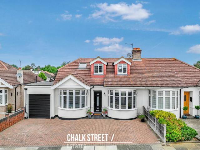 Bungalow for sale in Hornchurch, Greater London