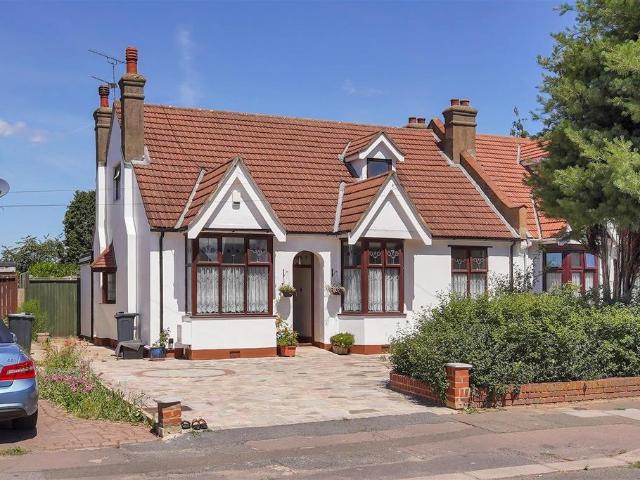 Bungalow for sale in Seven Kings, Greater London