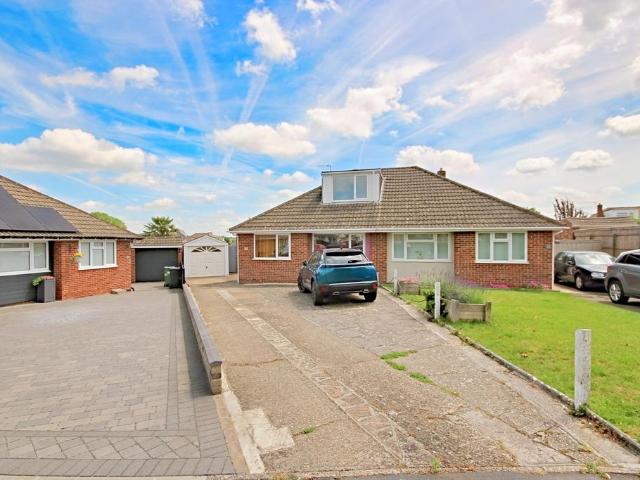 Bungalow for sale in Allington, Midway