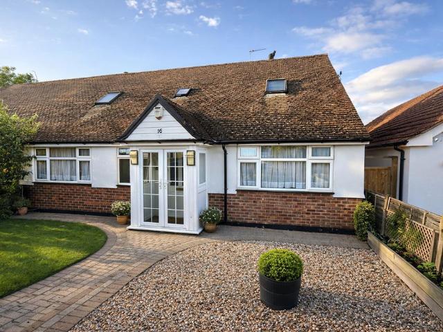 Bungalow for sale in How Wood, Five Acres