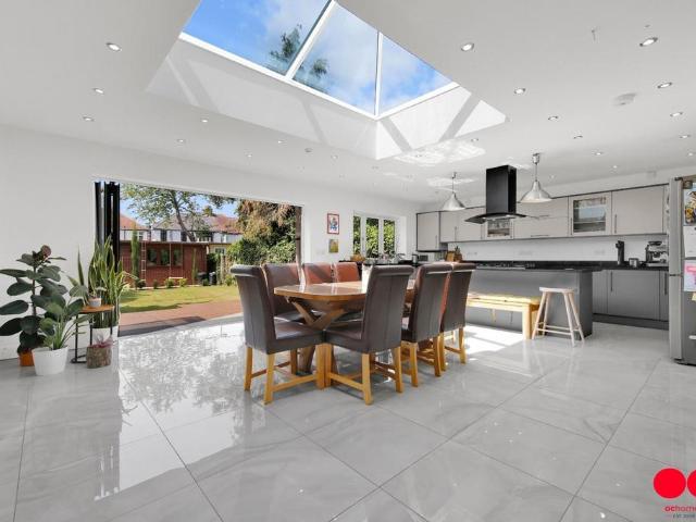 Bungalow for sale in Seven Kings, Greater London