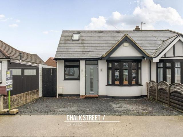 Bungalow for sale in Hornchurch, Greater London
