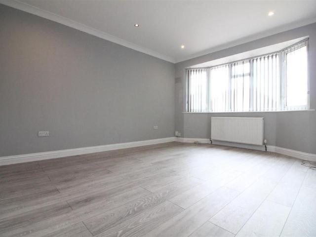 Bungalow for rent in London Borough of Hounslow, Heston