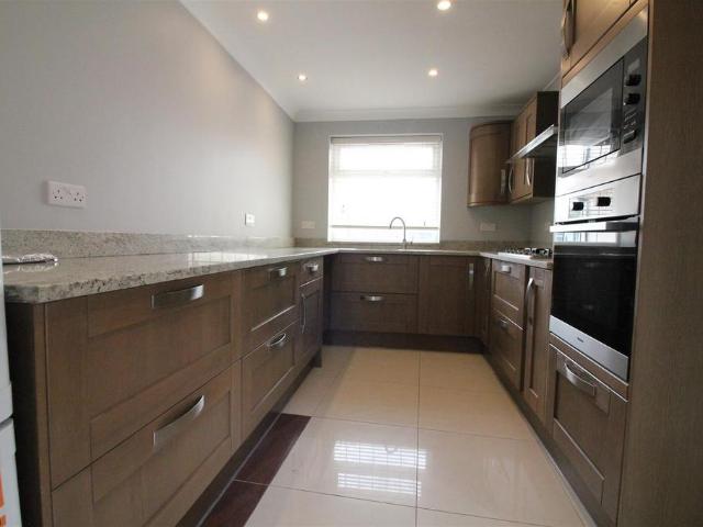 Bungalow for rent in London Borough of Hounslow, Heston