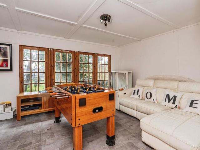 House for rent in Heol-las, Surrey