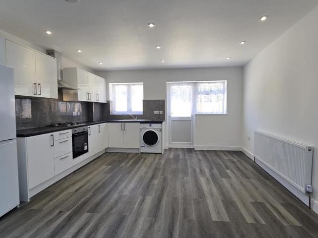 Bungalow for rent in Dagenham, Greater London