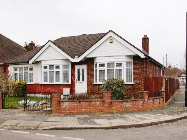 Bungalow for rent in London Borough of Ealing, Greater London