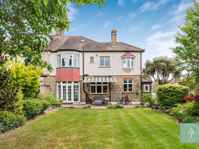 Farm for sale in Winchmore Hill, Edmonton