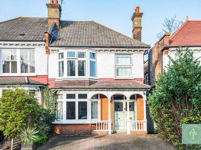 Farm for sale in Winchmore Hill, Palmers Green