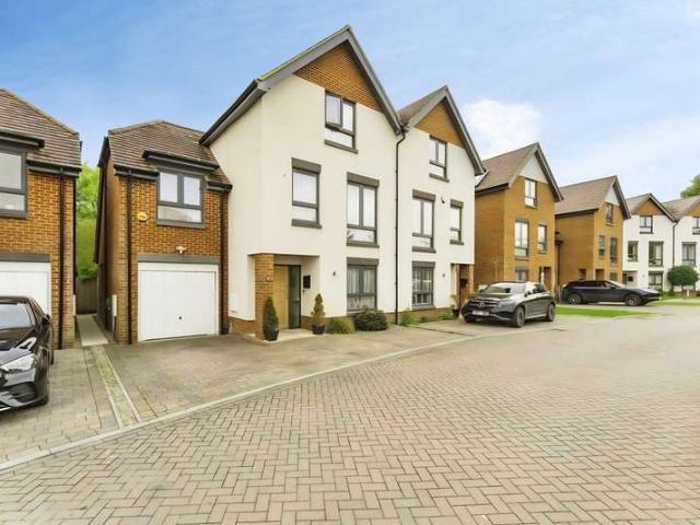 Farm for sale in Iver, Richings Park