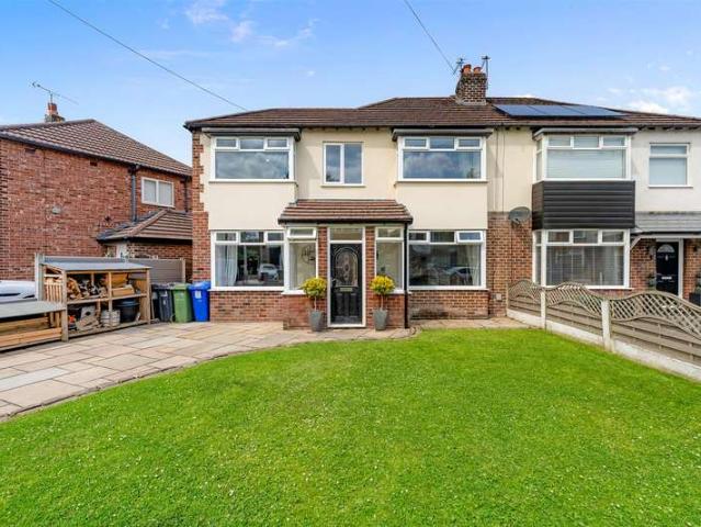 Farm for sale in Haughton Green, Greenheys