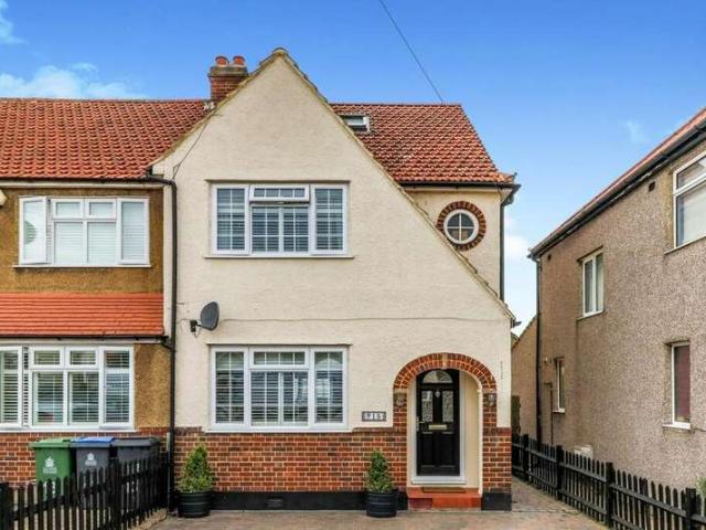 Semi Detached House for sale in Chessington, Hook