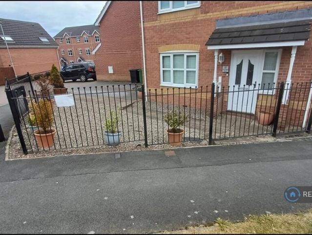 Semi Detached House for rent in Wakefield