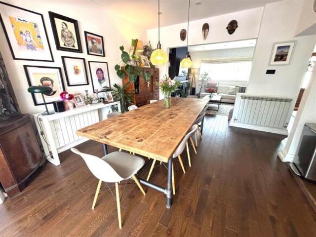 Farm for rent in Woodside Park, Greater London