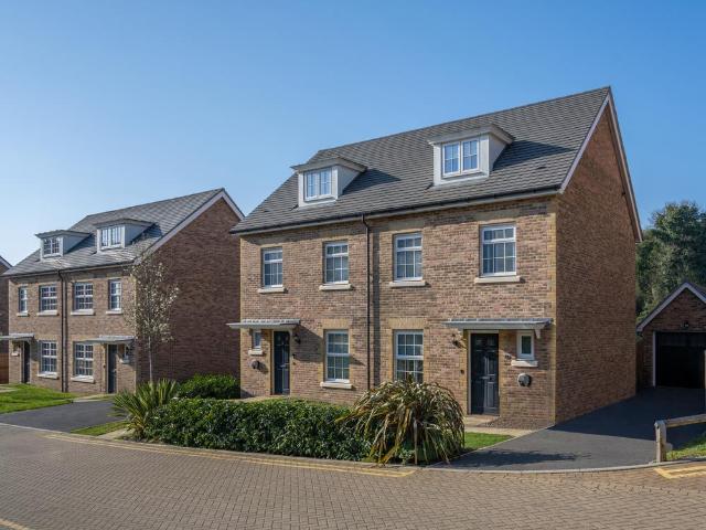 House for sale in Allington, Midway