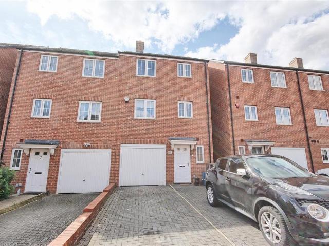 House for sale in Kings Hill, Colliers End