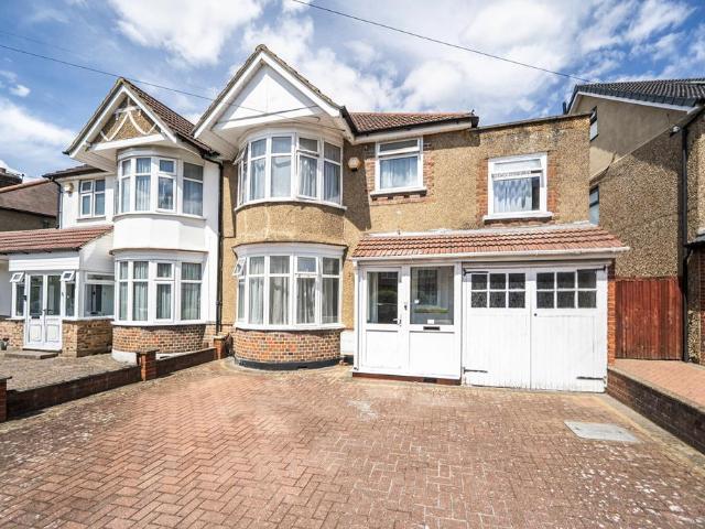House for sale in Harrow Weald, Greater London