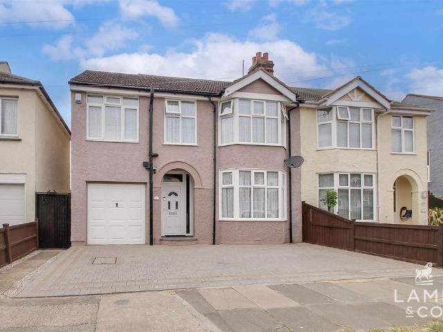House for sale in Dale Hill, Essex