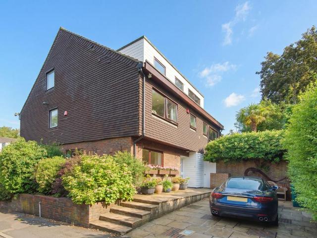 House for sale in Mill Hill, Greater London