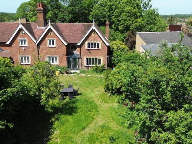 House for sale in Ashtead Park, Pachesham Park