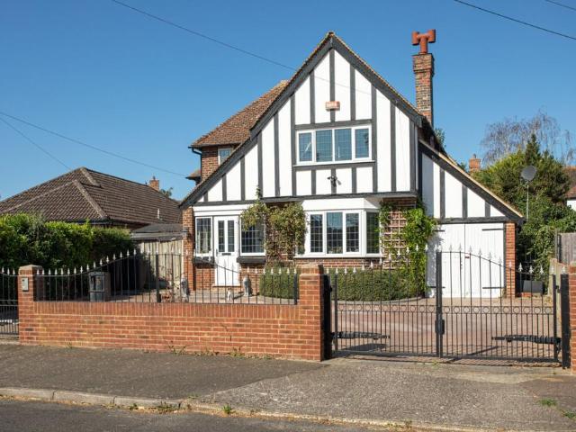 House for sale in Cliffsend, Acol