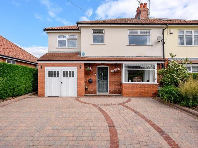 House for sale in Copmanthorpe, York