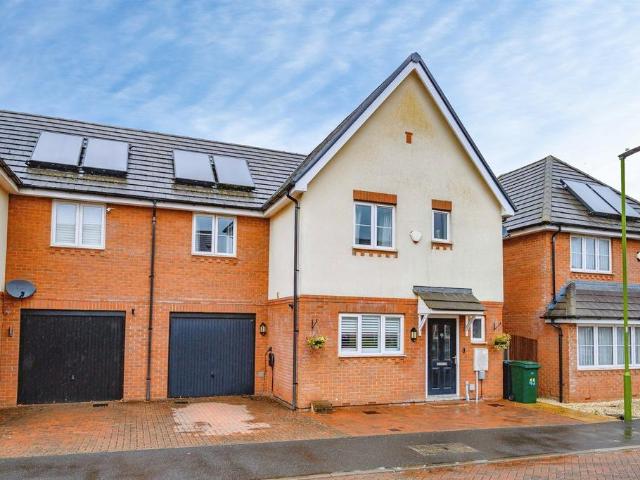House for sale in Batchworth, Hertfordshire