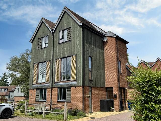 House for sale in Enton Green, Fole
