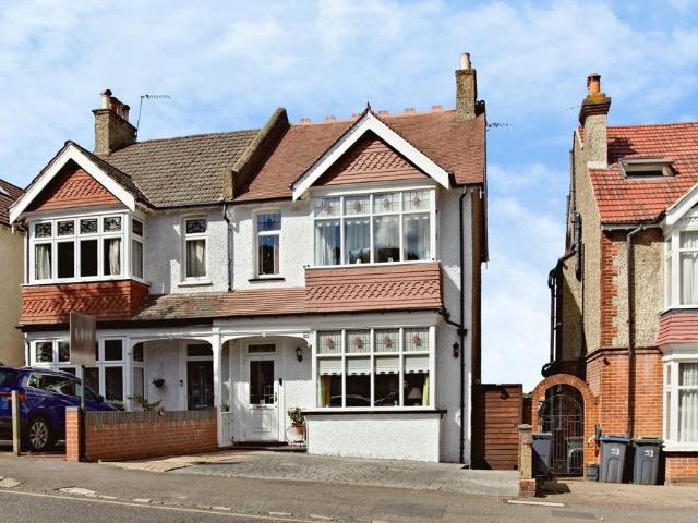 House for sale in London Borough of Croydon, Sanderstead