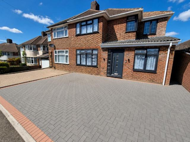 House for sale in Spring Park, Luton