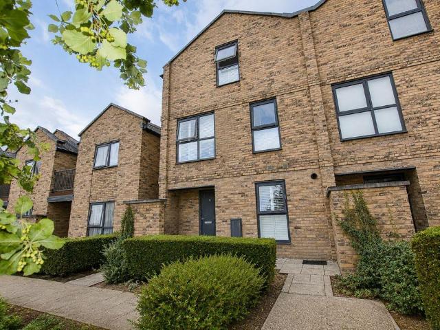 House for sale in Harrow Weald, Greater London